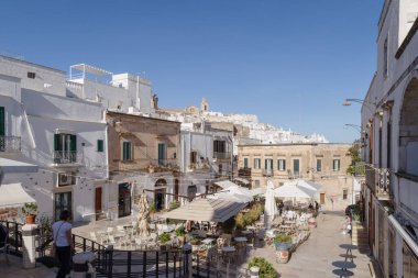 Ostuni, İtalya - 30 Ekim 2023: Eski Ostuni kasabası, La Citta Bianca, Beyaz Şehir, Itria Vadisi, Apulia bölgesi