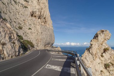 İtalya 'nın Liguria kıyı şeridi boyunca uzanan çarpıcı yüksek rakımlı uçurum kenarı. 
