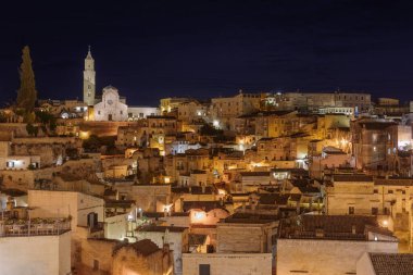 Gece Matera Şehri, Sassi di Matera, Basilicata Bölgesi, İtalya