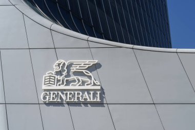 Milan, İtalya - 4 Nisan 2024: İtalyan sigorta şirketi Assicurazioni Generali 'nin logosu Generali Kulesi' nin girişinde. Milano 'daki CityLife iş bölgesindeki Generali Grup ofislerinin genel merkezi.