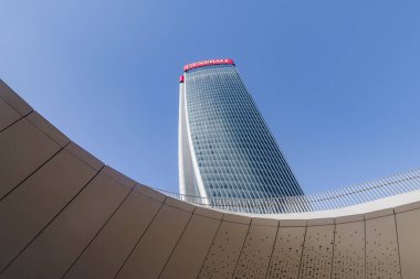 Milan, İtalya - 4 Nisan 2024: Gökdelen Generali Kulesi (Lo Storto / The Twisted One), CityLife 'ın yerleşim, ticari ve iş bölgesinde bulunan Generali Grubu ofislerinin genel merkezi. Zaha Hadid Mimarı