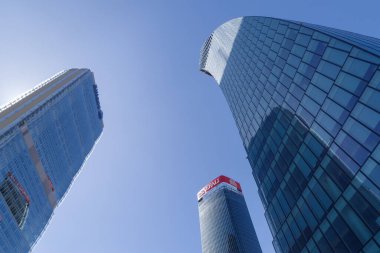 Milan, İtalya - 2 Nisan 2024: Gökdelenler Generali Kulesi (The Twisted One / Lo Storto), Libeskind Kulesi (The Curved One / Il Curvo) ve Allianz Kulesi (The Straight One / Il Dritto) Milano 'daki CityLife' ın meskun, ticari ve iş bölgesinde yer almaktadır.