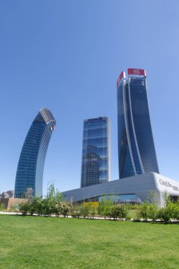 Milan, İtalya - 2 Nisan 2024: Gökdelenler Generali Kulesi (The Twisted One / Lo Storto), Libeskind Kulesi (The Curved One / Il Curvo) ve Allianz Kulesi (The Straight One / Il Dritto) Milano 'daki CityLife' ın meskun, ticari ve iş bölgesinde yer almaktadır.