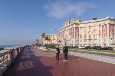 Cenova, İtalya - 20 Şubat 2024: Corso Italia caddesi boyunca yürüyen insanlar, Genoa 'nın deniz kenarındaki ana gezinti alanı