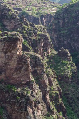 Gorges de Daluis 'in kırmızı kayaları, Fransa' nın Cote d 'Azur bölgesindeki Provence Alpes vadileri.