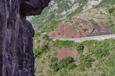 Fransa 'nın güneydoğusundaki Alpes Denizcilik Bölümü' nde Var nehrinin oluşturduğu bir kanyon olan Gorges de Daluis 'ten geçen yol.