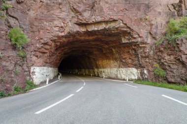 Fransa 'nın güneydoğusundaki Gorges de Daluis Kanyonu' nda kayalık bir dağa oyulmuş bir yol tüneli.