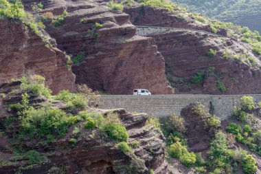 Fransa 'nın güneydoğusundaki Alpes Denizcilik Bölümü' nde Var nehrinin oluşturduğu bir kanyon olan Gorges de Daluis 'ten geçen yol.