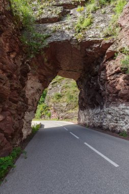 Fransa 'nın güneydoğusundaki Gorges de Daluis Kanyonu' nda kayalık bir dağa oyulmuş bir yol tüneli.