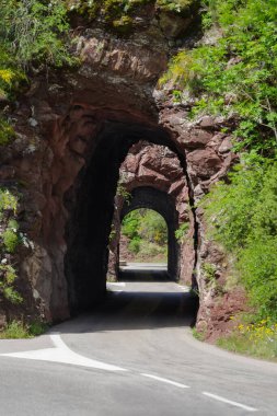 Fransa 'nın güneydoğusundaki Gorges de Daluis Kanyonu' nda kayalık bir dağa oyulmuş bir yol tüneli.