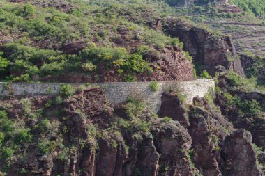 Fransa 'nın güneydoğusundaki Alpes Denizcilik Bölümü' nde Var nehrinin oluşturduğu bir kanyon olan Gorges de Daluis 'ten geçen yol.