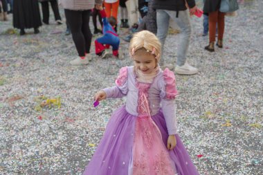 Bir karnaval kutlamasında kız