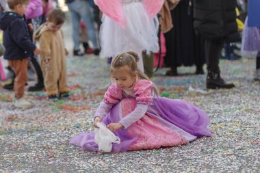 Bir karnaval kutlamasında kız