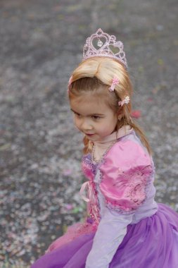 Bir karnaval kutlamasında kız