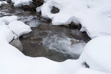 Kışın buz ve karla kaplı dağ deresi, Ligurian Alpleri, İtalya