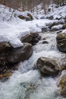 Kışın buz ve karla kaplı dağ deresi, Ligurian Alpleri, İtalya