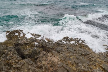 Santa Maria di Leuca yakınlarındaki kayalık kıyı şeridi, Apulia, İtalya