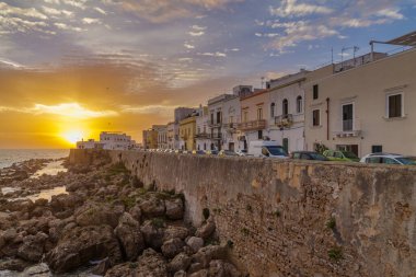 Son ışık antik şehir Gelibolu 'nun tarihi merkezini aydınlatıyor, Salento Yarımadası, Lecce ili, Apulia, İtalya