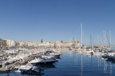 San Nicola Pellegrino Katedrali, Trani, Apulia, İtalya ile birlikte tarihi şehir limanına bakın.