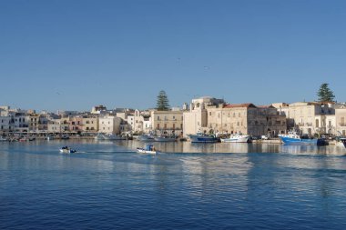 Trani, İtalya - 29 Ekim 2023: Trani limanı, Apulia bölgesi, İtalya