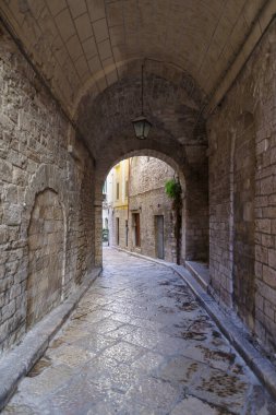 İtalya 'nın Apulia bölgesindeki Trani eski kentinde sokak manzarası