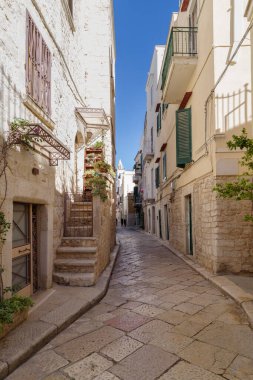 İtalya 'nın Apulia bölgesindeki Trani eski kentinde sokak manzarası