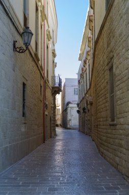 İtalya 'nın Apulia bölgesindeki Trani eski kentinde sokak manzarası