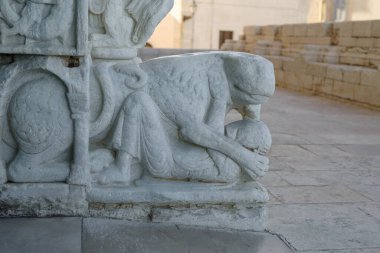 Aziz Nicholas Katedrali 'nin heykel detayları. Pilgrim, Trani, Apulia, İtalya