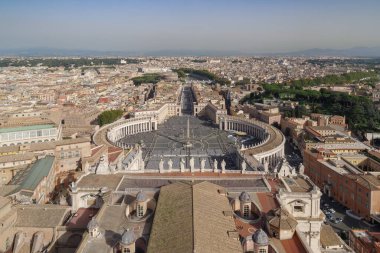 Vatikan - 15 Ekim 2024: Vatikan 'daki Aziz Peter Meydanı St. Peter Bazilikası' nın Cupola 'sından görüldü. Roma, İtalya