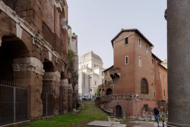 Roma, İtalya - 15 Ekim 2024: Roma Yahudi Mahallesi. Arka plandaki Getto 'daki sinagog, Roma' nın en büyük sinagogu ve eski Yahudi Gettosu 'nun dörtte birinde yer alan bir Yahudi Kültür Müzesi' dir.