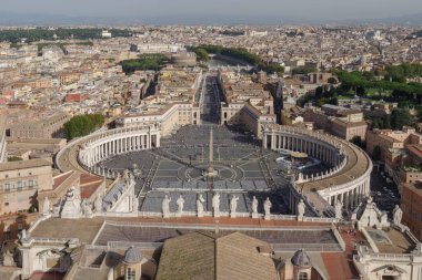 Vatikan - 15 Ekim 2024: Vatikan 'daki Aziz Peter Meydanı St. Peter Bazilikası' nın Cupola 'sından görüldü. Roma, İtalya
