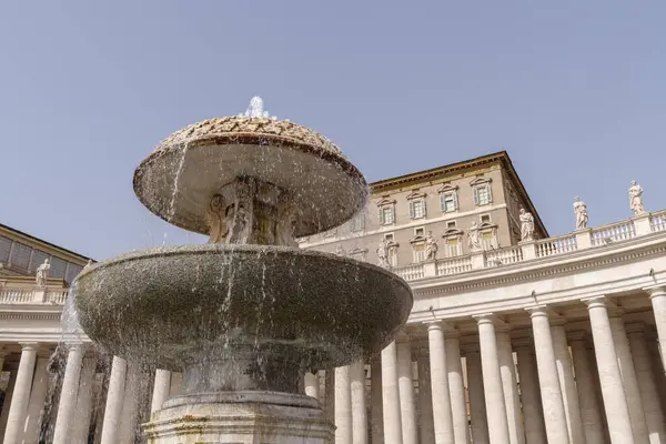 Vatikan - 15 Ekim 2024: St. Peter Bazilikası meydanında Bernini 'nin mermer çeşmesi