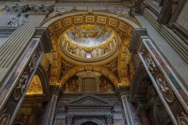 Vatikan - 15 Ekim 2024: Vatikan 'ın içinden görüldüğü üzere mozaikle süslenmiş Aziz Peter Papalık Bazilikası' nın kubbesi