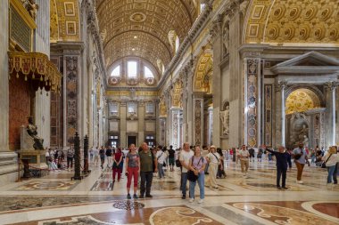 Vatikan - 15 Ekim 2024: Aziz Peter Bazilikası Vatikan 'ın içinden görüldü. Her gün binlerce insan dünyanın en büyük Hristiyan tapınağını ziyaret ediyor.