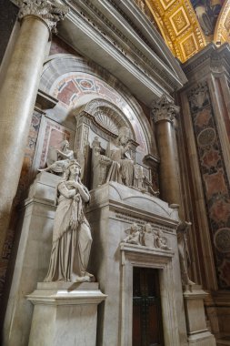 Vatikan - 15 Ekim 2024: St. Peter Bazilikası 'nın merkez sahasında mermer heykel, Roma, Vatikan
