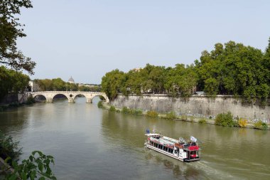 Roma, İtalya - 15 Ekim 2024: Tiber Nehri Roma 'daki Isola Tiberina (Tiber Adası) yakınlarında