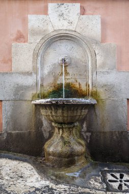Sokakta tipik antik Roma içme suyu çeşmesi