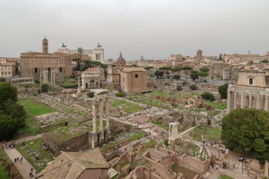 Roma Forumu. Roma 'nın merkezinde 2000 yıl öncesine dayanan geniş Roma tapınakları ve binalar kazıldı