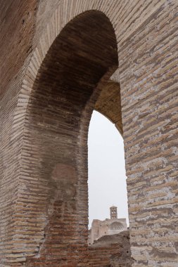 Roma Forumu, UNESCO Dünya Mirası Alanı 'nın bir parçası olan Kolezyum' un içinden görülen Venüs Tapınağı, Roma, İtalya