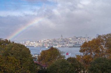 Yağmurlu bir günde İstanbul Boğaz ve Galata Kulesi ile şehir manzarası, Türkiye