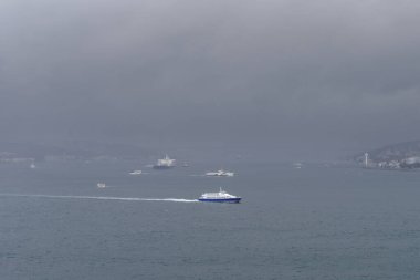 Güneye bakan Topkapı Sarayı 'nın tepesinden İstanbul, Marmara Denizi' ne bakan Boğaz 'ın manzarası