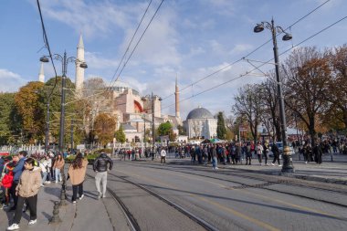 İstanbul, Türkiye - 10 Kasım 2024: İstanbul 'un tarihi merkezinde kent caddesi boyunca görüntüle