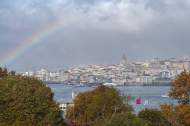 Yağmurlu bir günde İstanbul Boğaz ve Galata Kulesi ile şehir manzarası, Türkiye