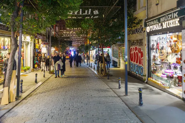 İstanbul, Türkiye - 11 Kasım 2024: İstanbul 'un tarihi merkezinde kent caddesi boyunca gece görüşü