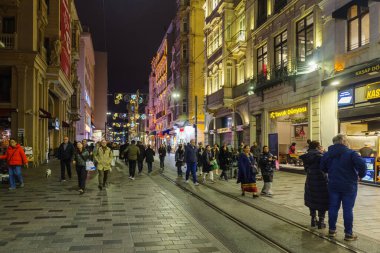 İstanbul, Türkiye - 11 Kasım 2024: İstanbul 'un tarihi merkezinde kent caddesi boyunca gece görüşü
