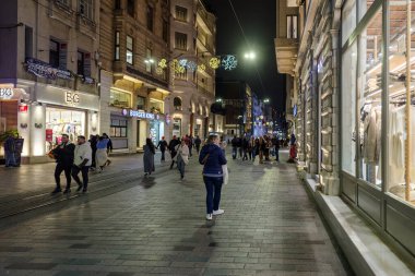 İstanbul, Türkiye - 11 Kasım 2024: İstanbul 'un tarihi merkezinde kent caddesi boyunca gece görüşü