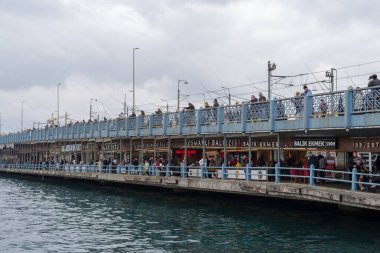 İstanbul, Türkiye - 11 Kasım 2024: Galata Köprüsü manzarası, köprüdeki balıkçılar