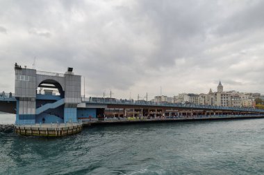 İstanbul, Türkiye - 11 Kasım 2024: Galata Köprüsü manzarası, köprüdeki balıkçılar