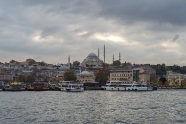 İstanbul, Türkiye 'deki İstanbul Boğazı üzerindeki bir tepenin üzerindeki Süleyman Camii
