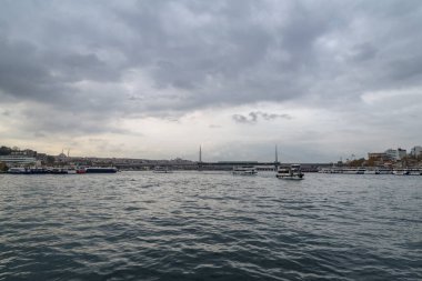 İstanbul 'un Azapkapı kentindeki Metro Köprüsü, demiryolu ve yaya köprüsünün manzarası